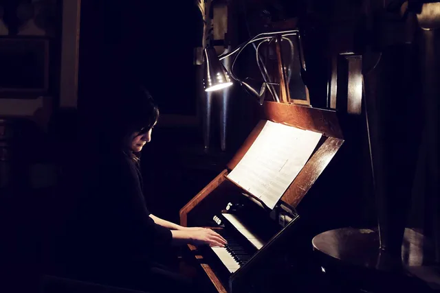 Sarah Davachi at a manual