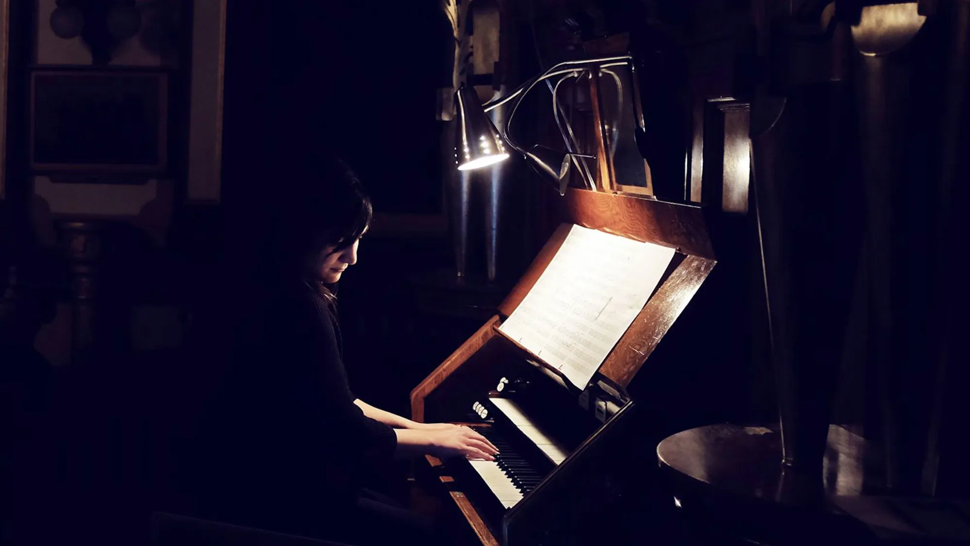 Sarah Davachi at a manual